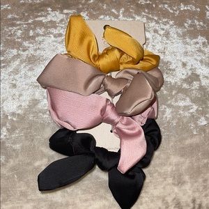 NWT- Scrunchie Set